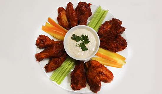 Баффало вингс – крылышки с соусом из голубого сыра (Fried Buffalo Wings With Blue Cheese Dip)