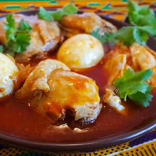 Доро ват – эфиопский цыпленок в луковом соусе с бербере и яйцами (Doro Wot – Ethiopian National Chicken Dish)