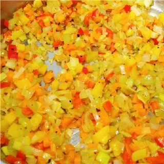 Форель с овощами и креветками