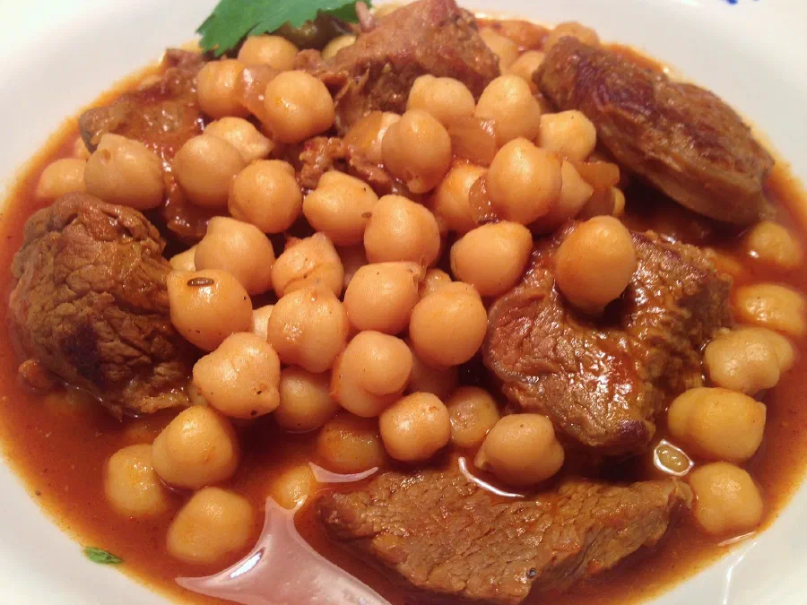 Говядина с нутом (Beef with Chickpeas)