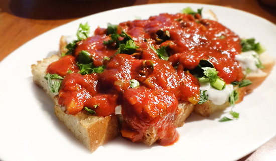 myaso-sverhu-polem-tomatnym-sousom