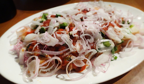 polem-tomatnym-sousom-posyplem-lukom