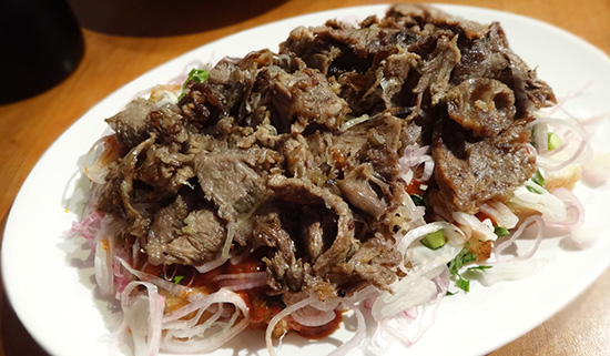 Выложим сверху обжаренное мясо