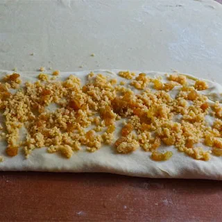 Катлама – татарский пирог с кортом (Tatar Cake with Red Dry Cottage Cheese)