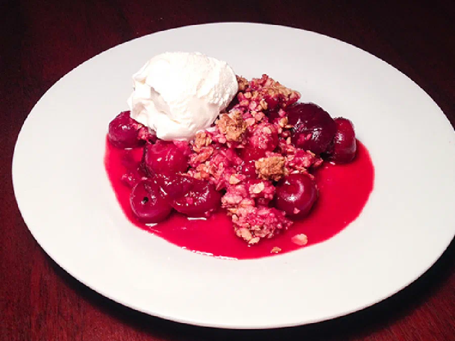 Крамбл со сливами, вишней и алычой (Crumble)
