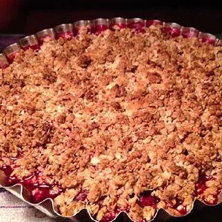 Крамбл со сливами, вишней и алычой (Crumble)