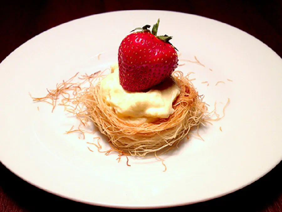 Маскарпоне с клубникой в гнёздышках из кадаиф (Mascarpone, Strawberry and Kadaif)