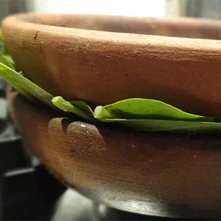 Мчади в ореховых листьях на кеци (Georgian Corn Bread in Walnut Leaves)