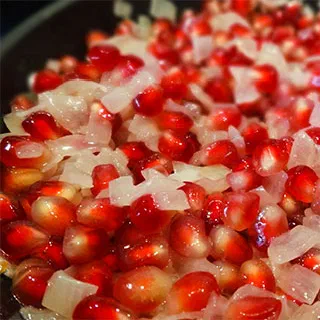 Нар нумры – азербайджанская яичница с гранатом (Azeri Sunny Side Up Eggs with Pomegranate – Nar numru)