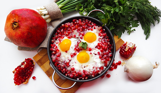 Нар нумры – азербайджанская яичница с гранатом (Azeri Sunny Side Up Eggs with Pomegranate – Nar numru)