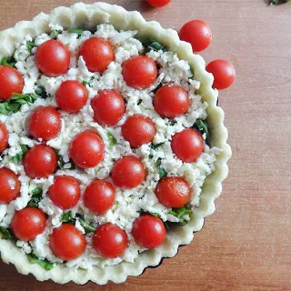 Открытый пирог со щавелем, молодым сыром и помидорами (Sorrel, Cheese, Tomato Pie)
