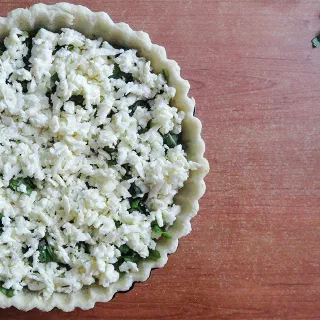 Открытый пирог со щавелем, молодым сыром и помидорами (Sorrel, Cheese, Tomato Pie)