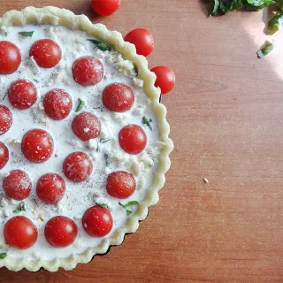 Открытый пирог со щавелем, молодым сыром и помидорами (Sorrel, Cheese, Tomato Pie)