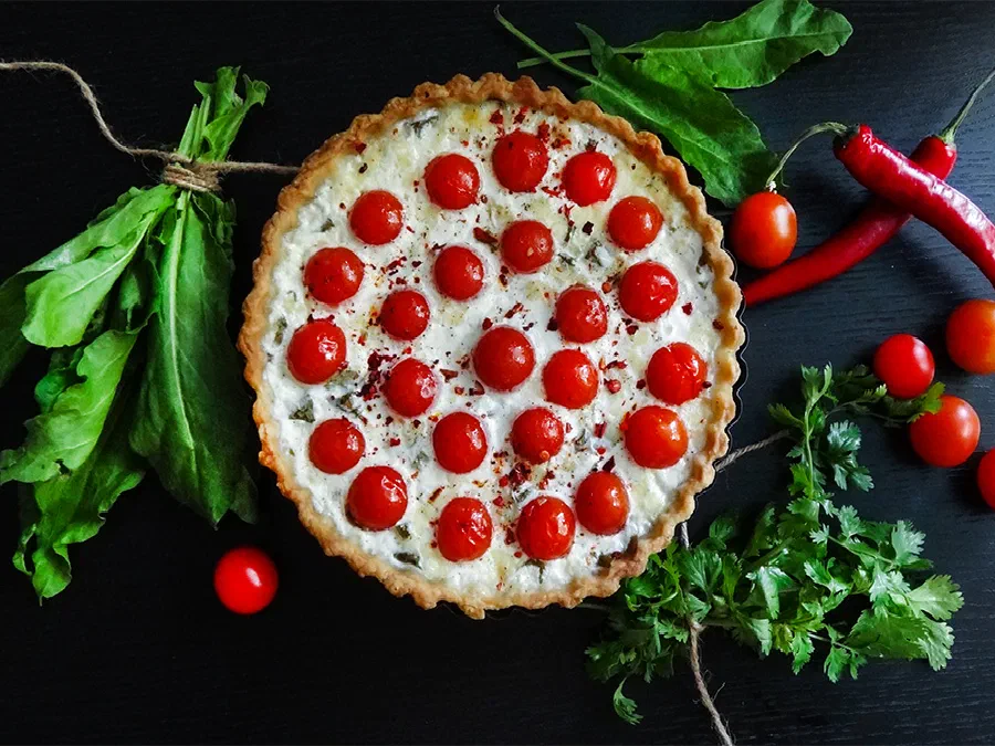 Открытый пирог со щавелем, молодым сыром и помидорами (Sorrel, Cheese, Tomato Pie)