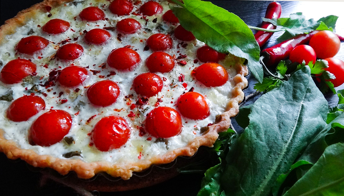 Открытый пирог со щавелем, молодым сыром и помидорами