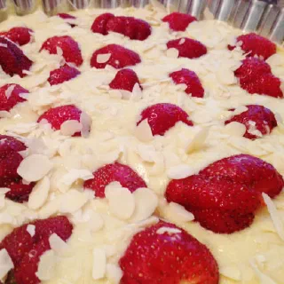 Пирог из семолины с клубникой (Semolina Cake with Strawberries)