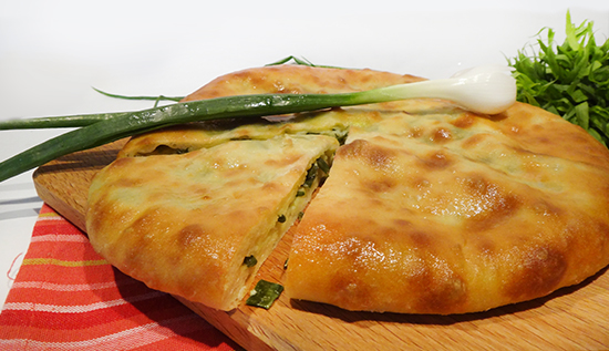 Пирог с молодым сыром и зелёным луком