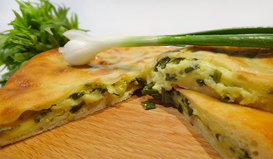 Пирог с сыром и луком