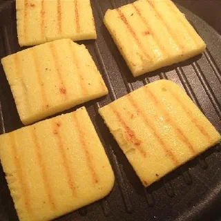 Кукурузная полента с помидорами черри и сыром маскарпоне (Polenta)