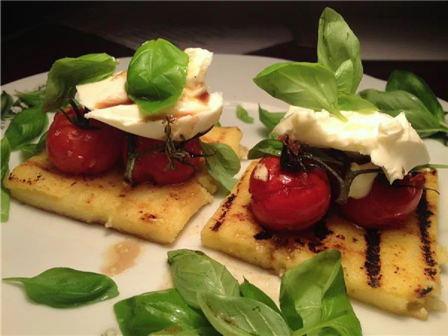 Кукурузная полента с помидорами черри и сыром маскарпоне (Polenta)