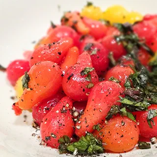 Салат из голеньких помидоров (Naked Cherry Tomato Salad)