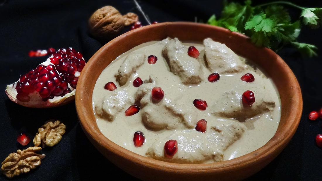 сациви с курицей и гранатовыми зернами