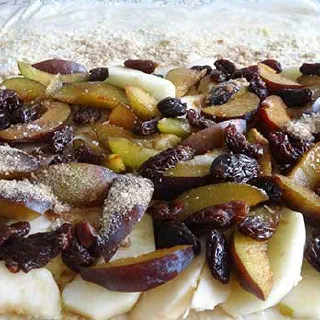 Штрудель из теста фило с яблоками и сливами (Strudel of Filo Pastry)
