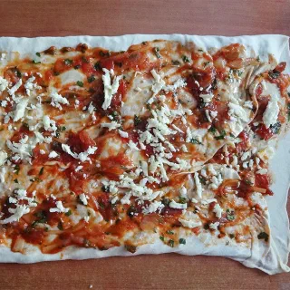 Скачча рагузана с луком, томатами и моцареллой (Scaccia – Scacce Ragusane)