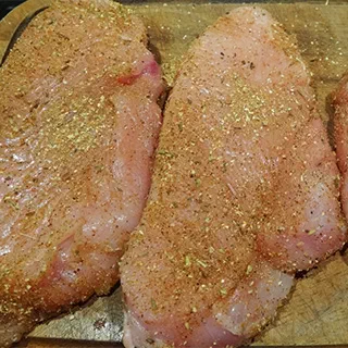 Стейк из индейки по-каджунски с персиковой сальсой (Cajun Turkey Steak with Peach Salsa)