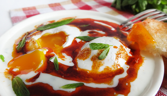 Чылбыр – яйца пашот по-турецки (Poached Egg: Chilbir)