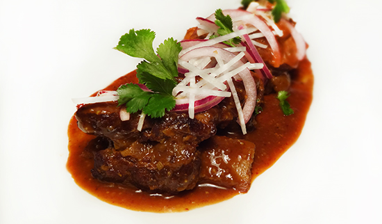 Тушёные говяжьи рёбрышки (Costilla de Res con Pico de Gallo)