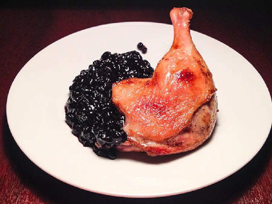 Утиные ножки с черничным соусом (Duck with Blueberry Sauce)
