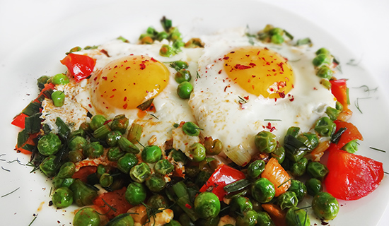 Яичница глазунья с зелёным горошком (Sunny Side Up Eggs with Green Peas)