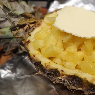 Запечённый ананас с кремом (Pina Al Horno Con Natillas)