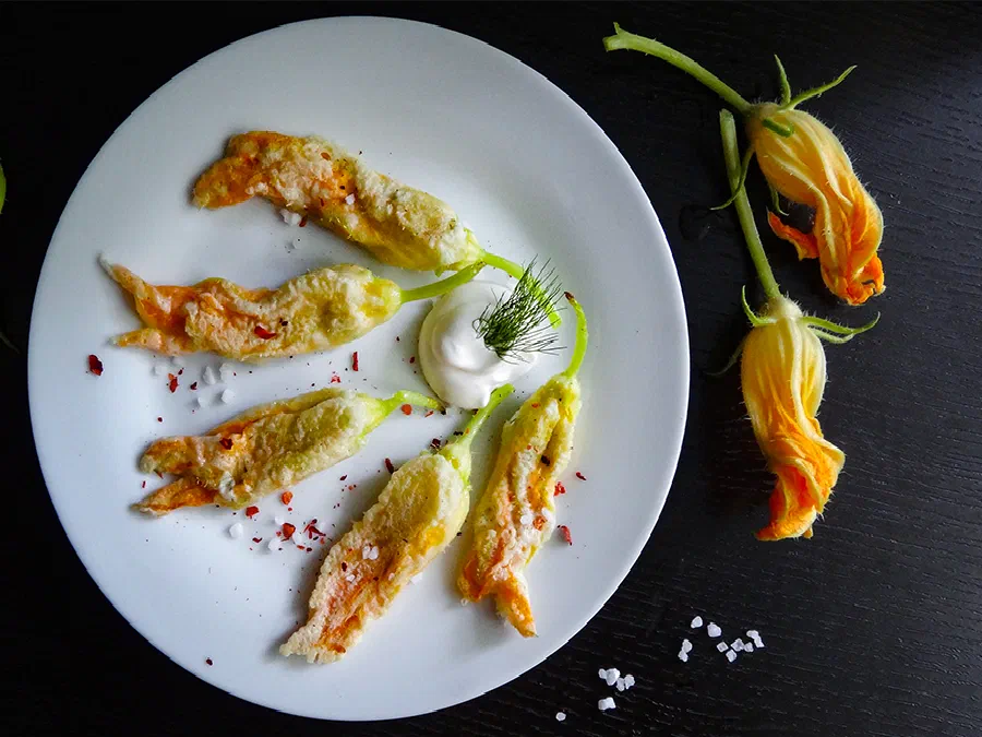 Жареные цветы кабачков (Fried Zucchini Flowers – Beignets de Fleurs de Courgette)