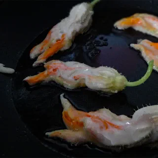 Жареные цветы кабачков (Fried Zucchini Flowers – Beignets de Fleurs de Courgette)