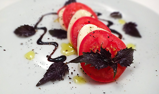 Капрезе (Caprese Salad With Purple Basil)