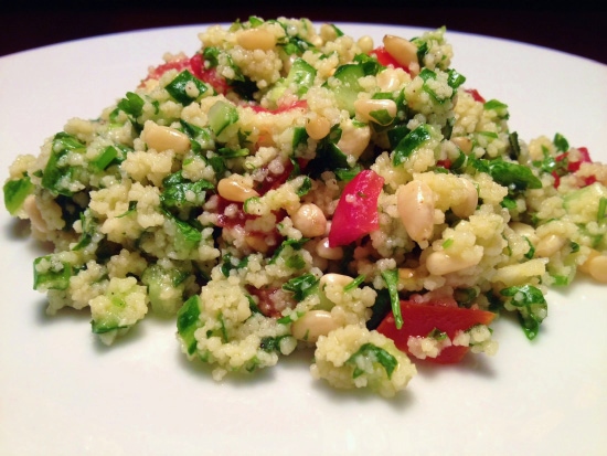 Табуле кускус, кедровые орешки, мята, помидоры, огурцы